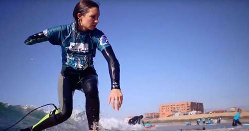 Ces personnes handicapées retrouvent le sourire et la confiance en soi grâce au surf