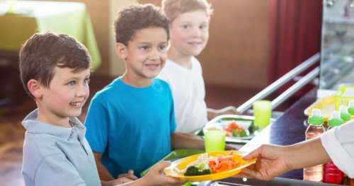 Cette cantine distribue gratuitement les repas non servis aux élèves les plus défavorisés