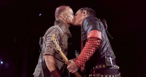 Rammstein défie les autorités russes et s’embrasse sur scène pour soutenir la communauté LGBT