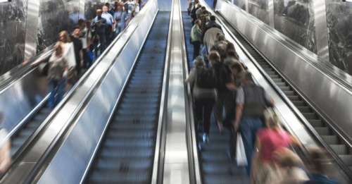 Depuis le temps, nous ne savons toujours pas prendre les escalators correctement