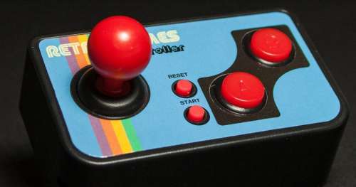 Replongez-vous dans la nostalgie des années 80 avec cette manette qui fait aussi console de jeux