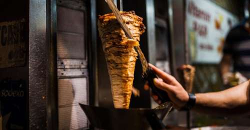 Le kebab de fin de soirée : pourquoi nous aimons manger gras quand nous manquons de sommeil