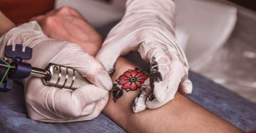 Se faire tatouer pourrait renforcer le système immunitaire selon ces études
