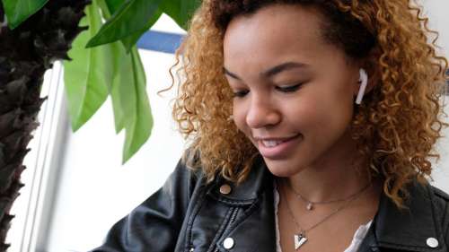 La nouvelle technique de triche en classe : les élèves s’échangent leurs AirPods