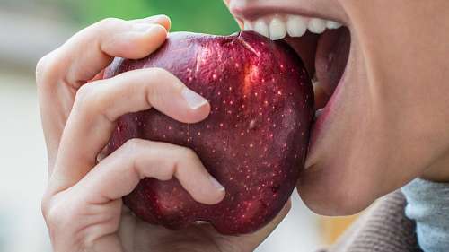 Le saviez-vous ? Pour rester éveillé, manger une pomme est plus efficace que boire un café