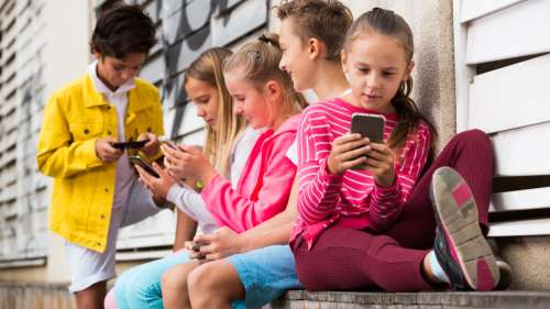 La moitié des enfants britanniques possèdent déjà un smartphone