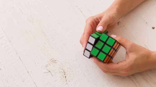 Le saviez-vous ? Pour résoudre son propre casse-tête, le créateur du Rubik’s Cube a mis un mois