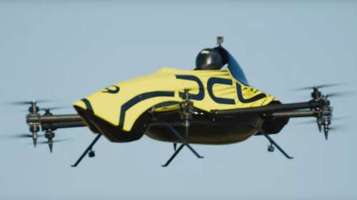 Le premier drone acrobatique au monde embarquant un pilote impressionne par ses pirouettes