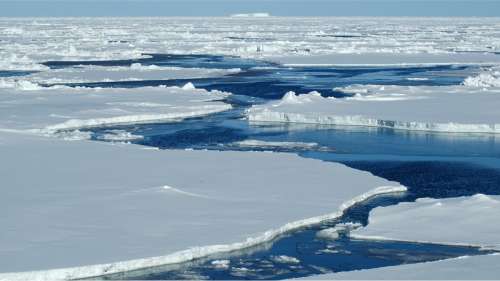 La fonte des glaces s’accélère dangereusement au Groenland et en Antarctique