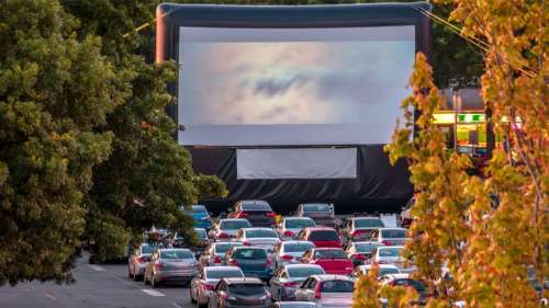 Accrochez vos ceintures et démarrez le moteur de votre voiture : un drive-in a débarqué en France