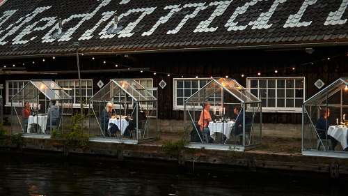 Ce restaurant à Amsterdam a trouvé l’idée parfaite pour limiter les interactions entre les clients