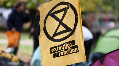 Une militante d’Extinction Rebellion s’infiltre dans le défilé Dior