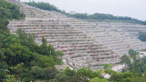 Face au manque de place dans les cimetières, les morts sont transformés en diamants à Hong Kong