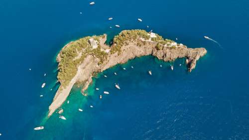 Cette île au large des côtes amalfitaines en Italie a la forme pittoresque d’un dauphin