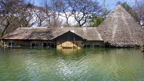 Des villages entiers engloutis au Kenya par les lacs qui atteignent des niveaux alarmants