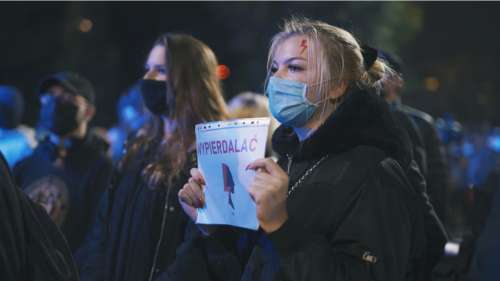 Face à une forte mobilisation des femmes, la Pologne suspend la loi anti-avortement