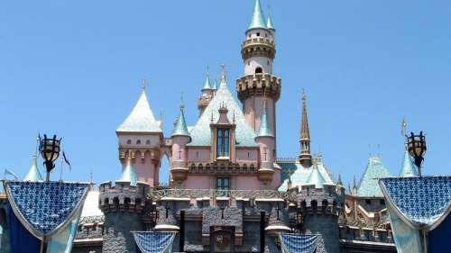 Disneyland en Californie devient un centre de vaccination géant