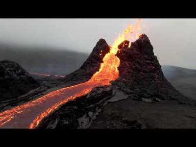 Admirez la spectaculaire éruption du volcan Fagradalsfjall en Islande  filmée par un drone