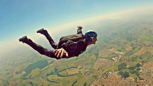 Le saviez-vous ? Un parachutiste a filmé sa propre mort en oubliant son parachute avant de sauter