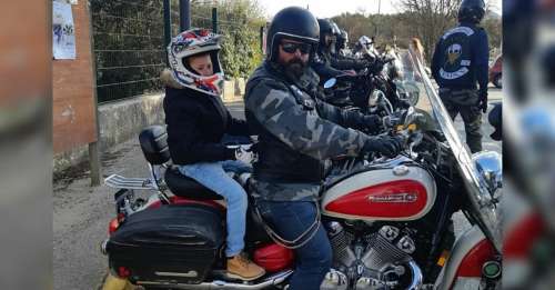 Roué de coups par un camarade de classe, ce jeune garçon est protégé et escorté par des bikers