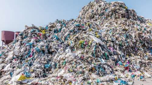 Vingt entreprises seulement produisent plus de 55 % des déchets plastiques à usage unique