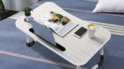 Cette table de lit pliable idéale pour travailler sans quitter votre lit est à seulement 27 €