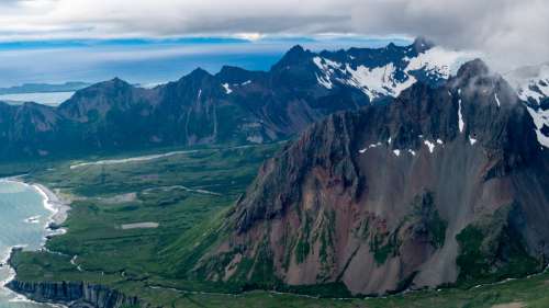 Trois volcans sont entrés en éruption en même temps en Alaska