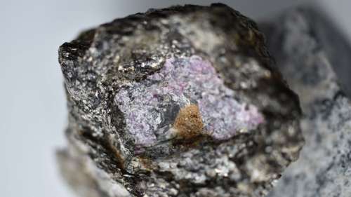 Découverte de traces de vie ancienne à l’intérieur d’un rubis vieux de 2,5 milliards d’années