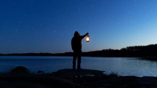 Cette lampe produit de l’électricité pendant 45 jours avec un demi-litre d’eau de mer seulement