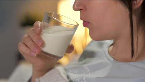 Boire du lait chaud peut-il vraiment aider à s’endormir ?