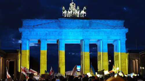 Les pays du monde entier s’illuminent aux couleurs de l’Ukraine