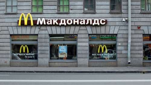 McDonald’s, Coca-Cola… Les multinationales suspendent leurs activités en Russie