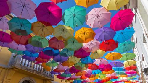 Ces milliers de parapluies colorés semblent flotter dans les airs