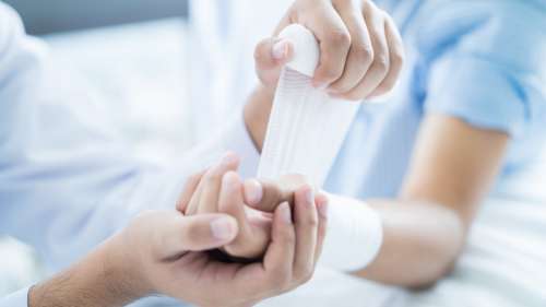 Ces bandages intelligents ne libèrent les médicaments qu’ils contiennent qu’en cas d’infection