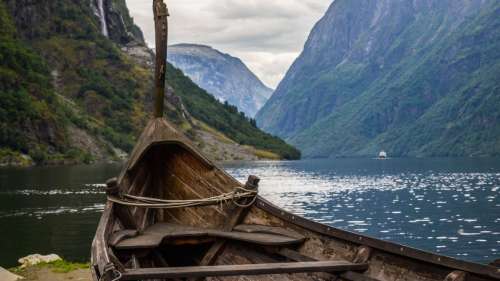 Découverte d’un impressionnant bateau-tombe viking en Norvège