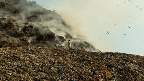 Une montagne d’ordures de 60 mètres de haut s’est enflammée spontanément pendant la canicule en Inde