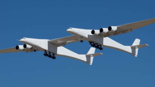 Stratolaunch : le plus grand avion au monde atteint une altitude record