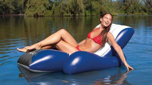 Profitez d’un moment de détente sur l’eau grâce à cette chaise longue gonflable