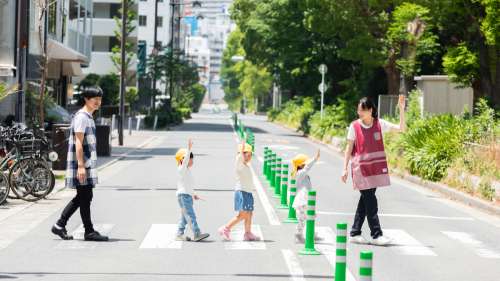 Une étude a révélé que les enfants japonais marchent différemment de ceux des autres pays