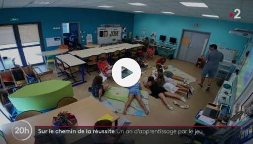 Pour favoriser le bien-être et l’autonomie, les élèves de cette classe peuvent rester allongés