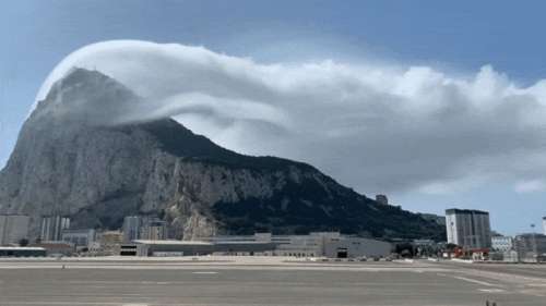 Un étrange nuage filmé au-dessus du rocher de Gibraltar