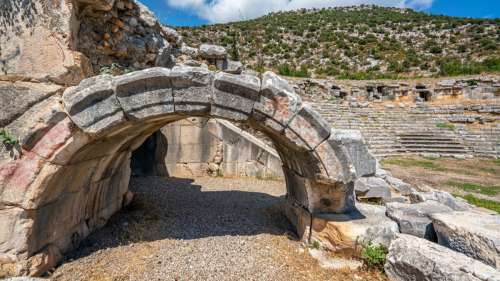 Les ruines d’une antique cité grecque vieille de 2 500 ans émergent après l’assèchement d’un barrage