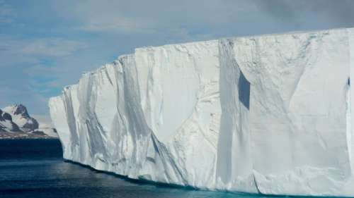 Bloqué dans un vortex, le plus gros iceberg du monde s’est remis en mouvement