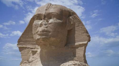 Découverte d’une statue de sphinx souriante en Égypte