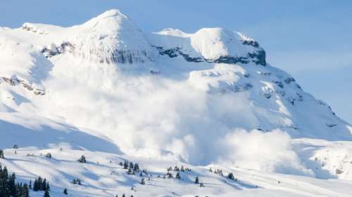 De mystérieuses lumières bleues apparaissent lors d’une avalanche, sans que l’on sache exactement pourquoi