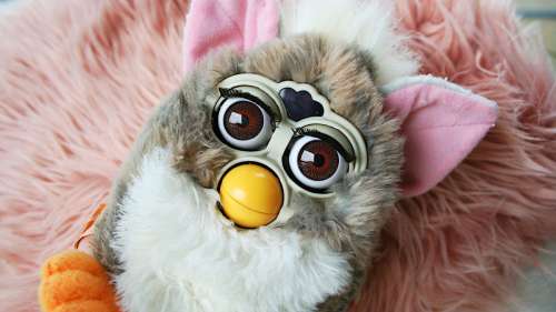 Connectée à ChatGPT, cette peluche Furby révèle son plan machiavélique pour dominer le monde