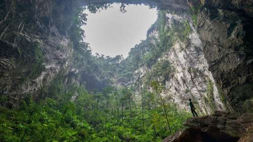 Explorez la plus vaste grotte du monde qui recèle des environnements aussi splendides que variés