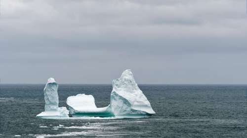 Un iceberg en forme de phallus aperçu au large d’une ville signifiant godemichet