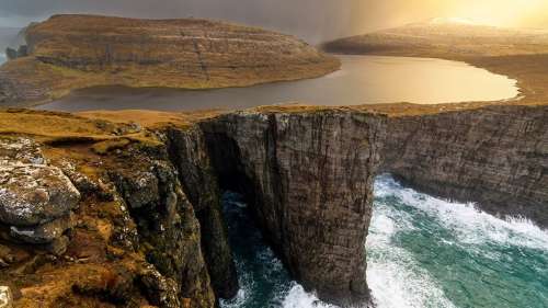 Ce lac des îles Féroé semble surplomber l’océan Arctique grâce à une illusion d’optique