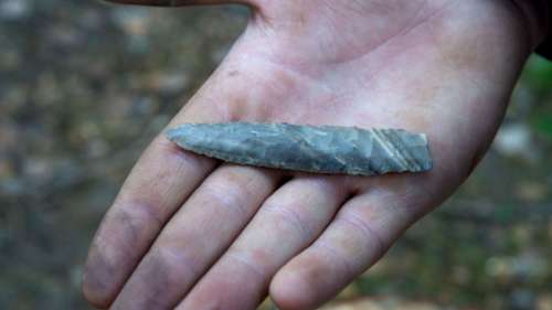 Une écolière norvégienne de 8 ans découvre un poignard néolithique dans la cour de son école